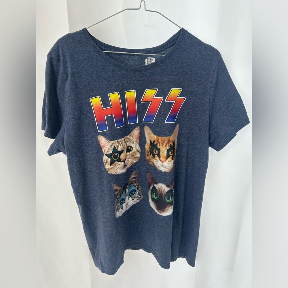 “HISS” CAT Graphic T-Shirt - Picture 1 of 3